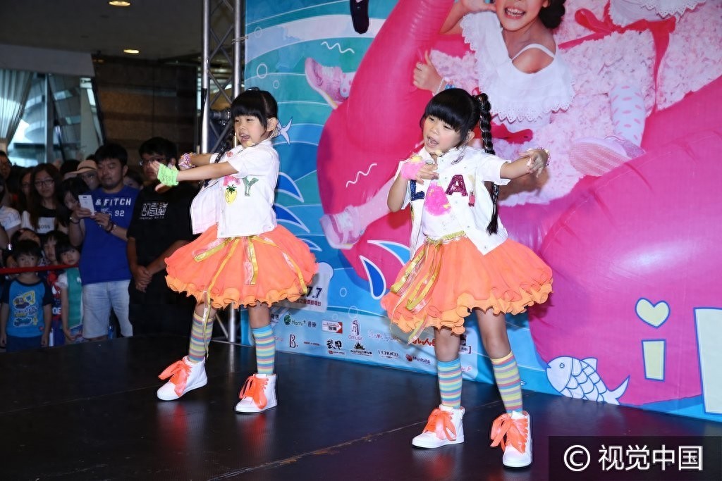 出名要趁早!超萌双胞胎”左左右右“发新专辑 可爱热舞嗨翻全场