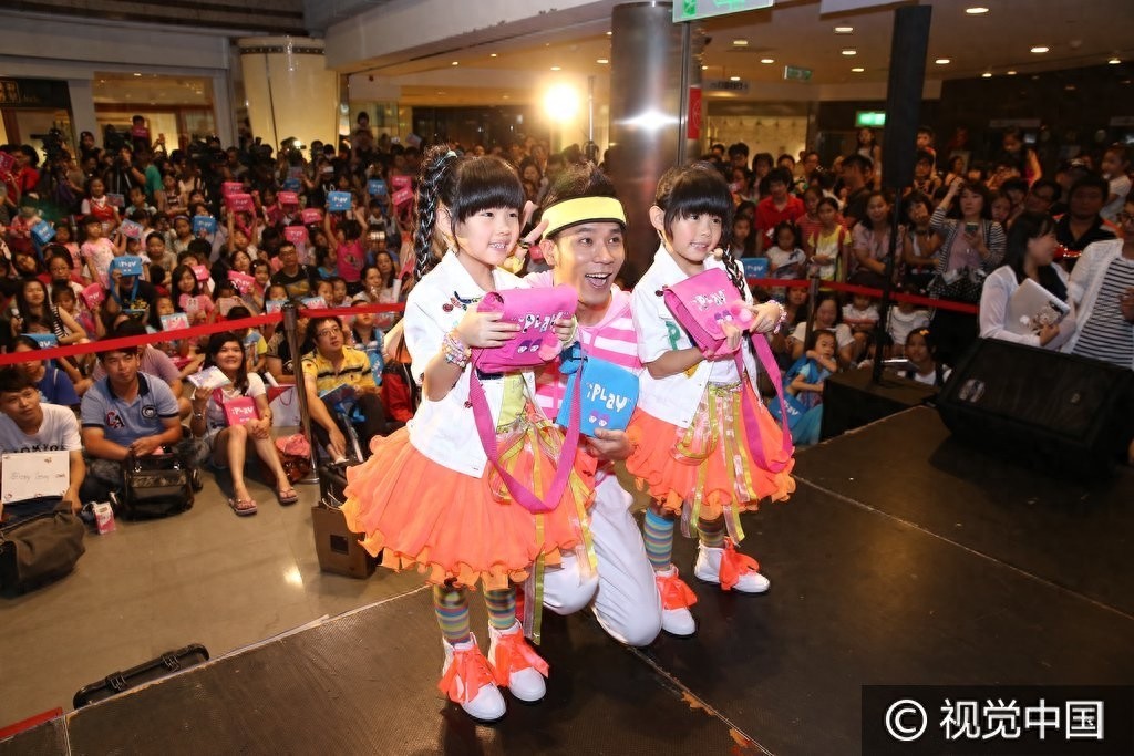 出名要趁早!超萌双胞胎”左左右右“发新专辑 可爱热舞嗨翻全场