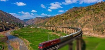 ​中国最特殊的大桥，桥下埋着一个人，火车经过都要鸣笛30秒！