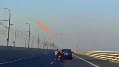 ​骑手悲剧！南京18岁女骑手撞车坠湖去世，目击者曝惊心细节！