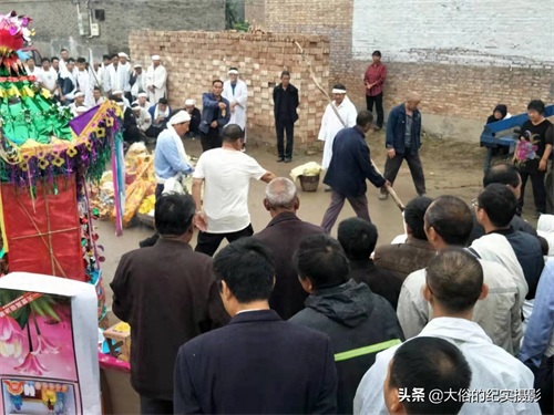 接着上组图集，继续记录兰考农村办白事送盘缠的葬礼习俗