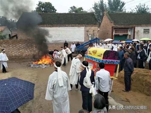 接着上组图集，继续记录兰考农村办白事送盘缠的葬礼习俗