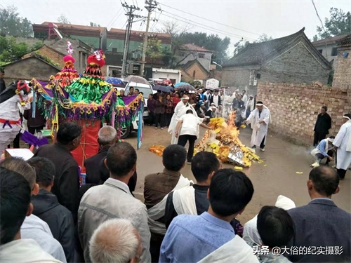 接着上组图集，继续记录兰考农村办白事送盘缠的葬礼习俗