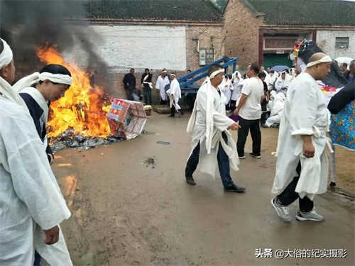 接着上组图集，继续记录兰考农村办白事送盘缠的葬礼习俗