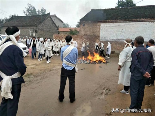 接着上组图集，继续记录兰考农村办白事送盘缠的葬礼习俗