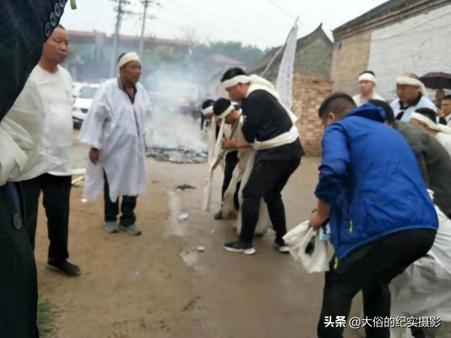 接着上组图集，继续记录兰考农村办白事送盘缠的葬礼习俗