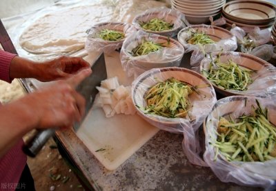 ​东北帅小伙在上海街头卖凉皮，每天出摊12小时，旺季月入4万多元