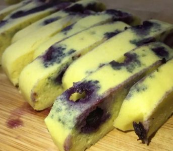 ​教你不用烤箱做“蓝莓蛋糕”，松软香甜，孩子超爱吃