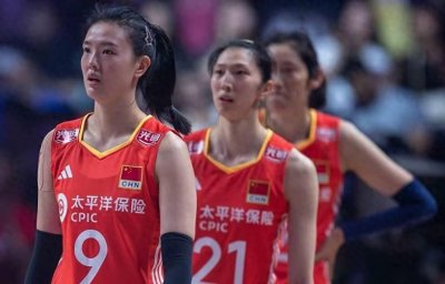 ​吴冠希陪爱妻张常宁香港购物，穿着时尚回头率超高，夫妻终于团聚