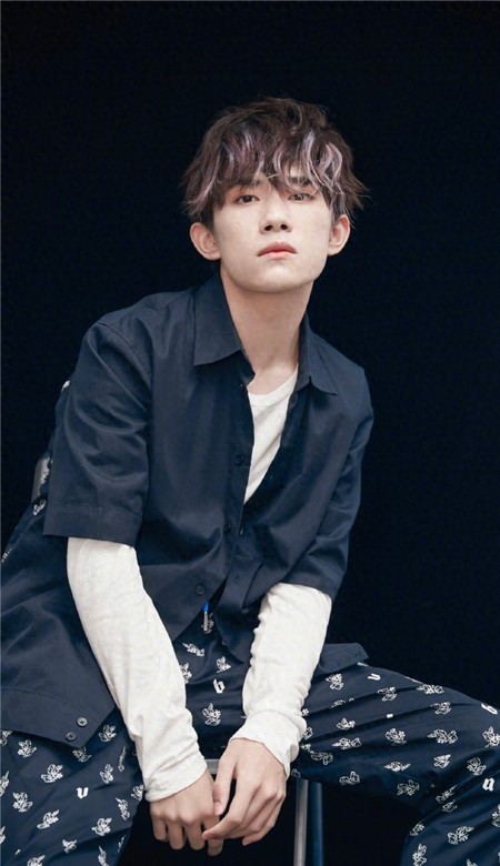 易烊千玺手机壁纸帅气黑色炫酷高清无水印最新壁纸大全