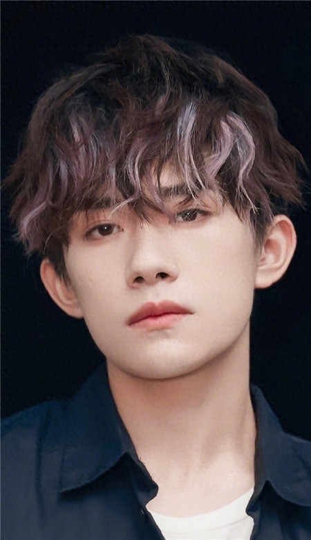 易烊千玺手机壁纸帅气黑色炫酷高清无水印最新壁纸大全