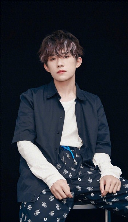 易烊千玺手机壁纸帅气黑色炫酷高清无水印最新壁纸大全