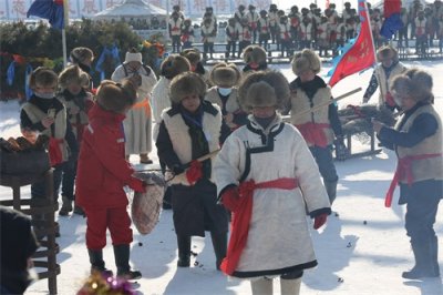 ​再创新高！吉林查干湖冬捕头鱼拍出2999999元高价