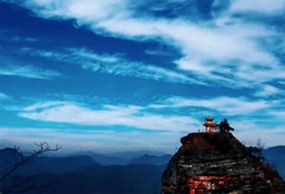 ​因“一石插天，与云并齐”而得名——齐云山。