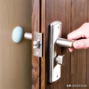 ​“开门关门”的英语，是open the door和 close the door？