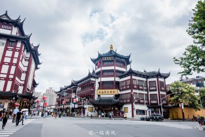 ​豫园城隍庙，上海三大世界级商圈之一，外地游客云集，本地人很少