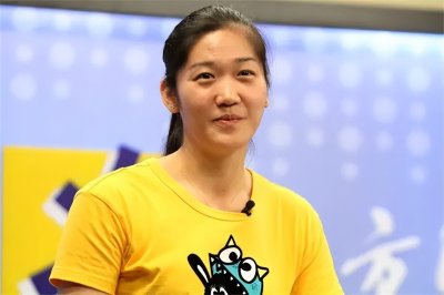 ​女排球员李莹：嫁高她28厘米丈夫，退役成老师，2022年晒生活照
