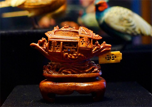 微雕术：雕刻作品栩栩如生的传统技艺