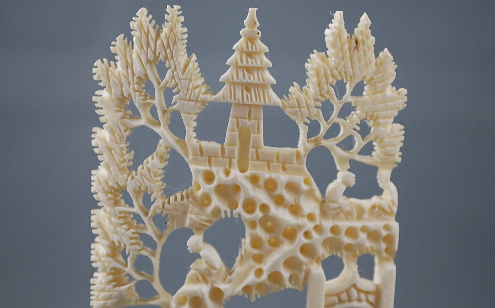 微雕术：雕刻作品栩栩如生的传统技艺