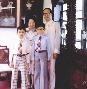 ​李嘉诚与庄月明：她离世32年，因庄月明楼被人议，他携新欢度晚年