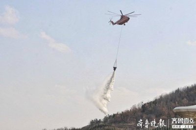 ​直击米-26直升机灭火：10秒取水15吨，喷洒面积达2万平