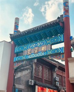 ​芙蓉街漫步：济南味蕾与记忆的双重盛宴